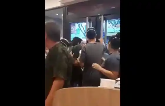 Antivacunas agredieron a trabajadores de Mc Donalds por pedir el pase sanitario para ingresar al local en Quilmes 