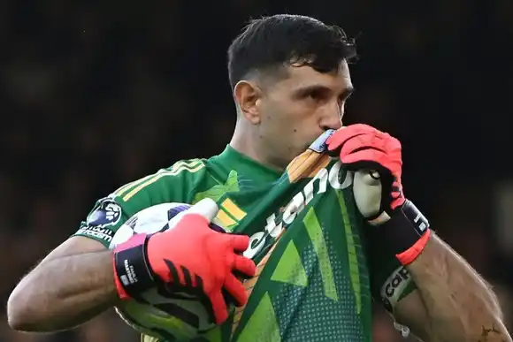 Aseguran que un club inglés está en "conversaciones avanzadas" para incorporar a Dibu Martínez