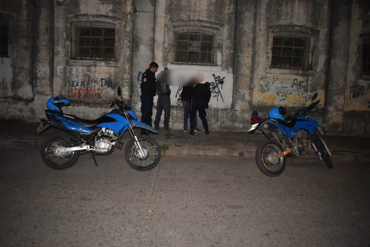 La policía evitó dos robos y detuvo a tres delincuentes en la noche de este lunes