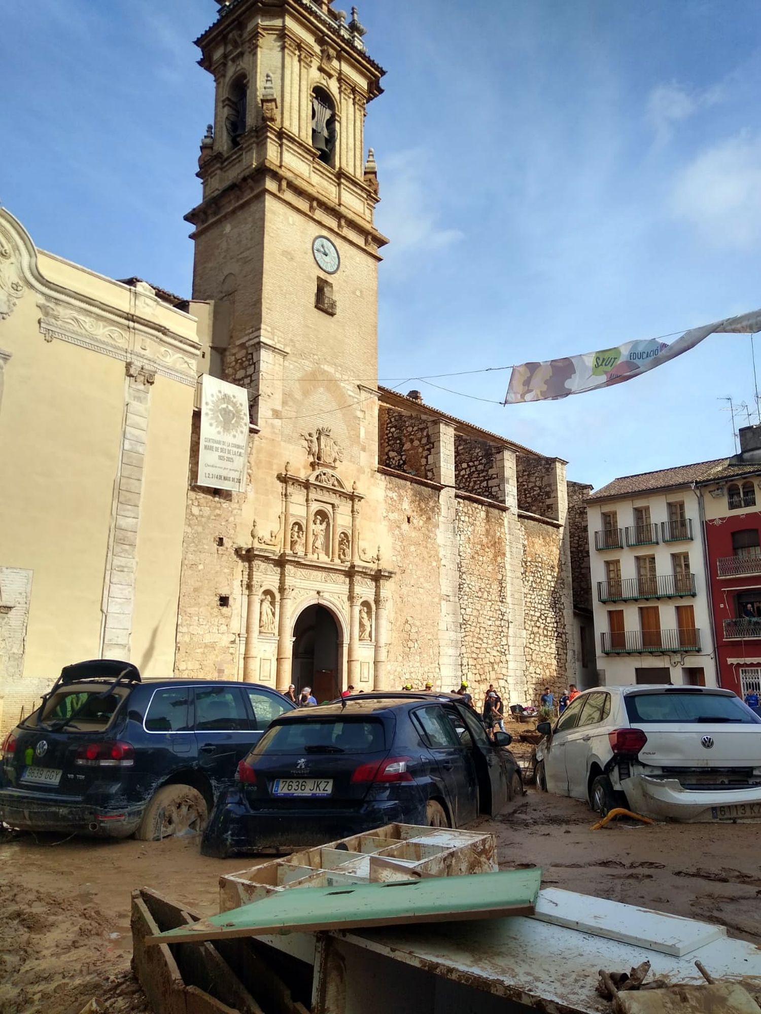 Frente a la iglesia central, los autos encajados en el barro