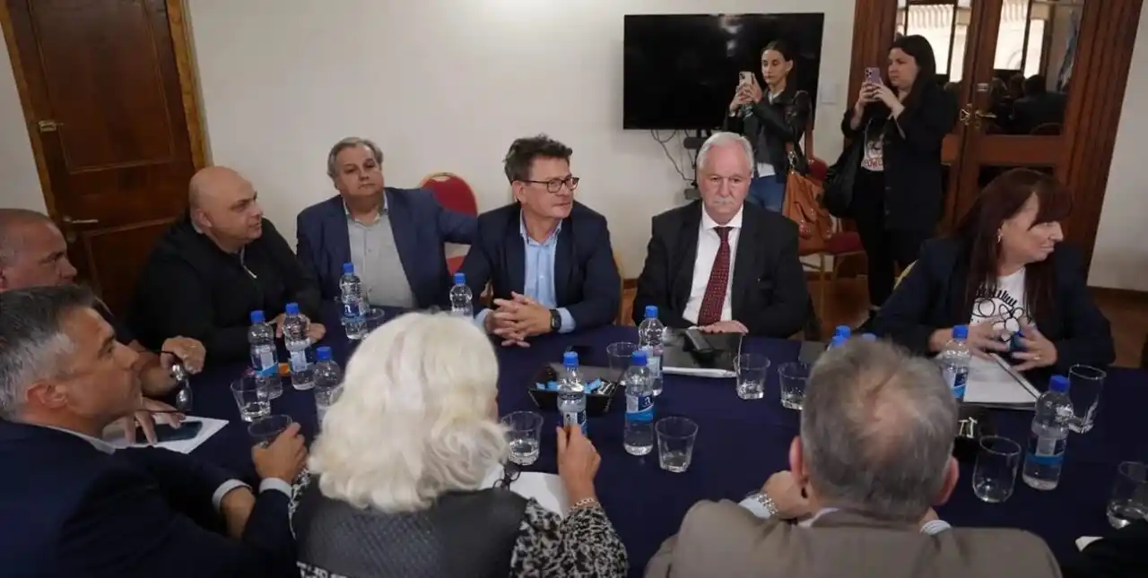 El gobierno escuchó críticas opositoras y seguirá adelante con los concursos