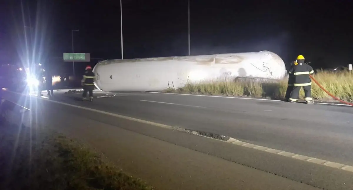 Choque fatal en la autopista Rosario-Córdoba: se incendió un camión que transportaba gas y murió el conductor
