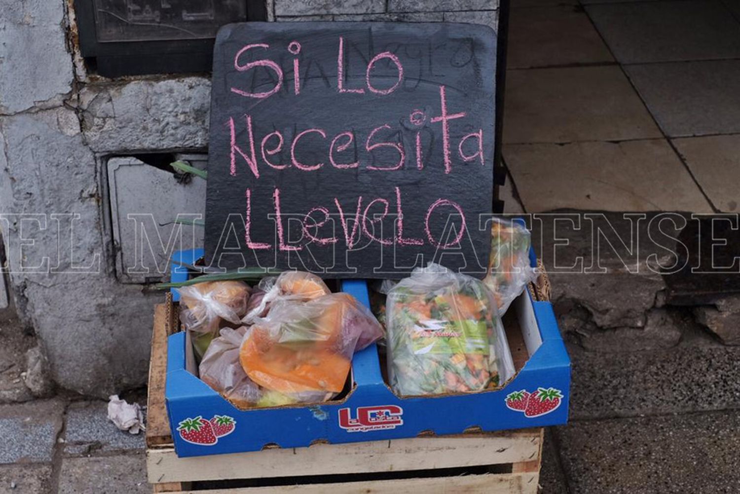 Una verdulería regala mercadería a aquellos "que lo necesiten"