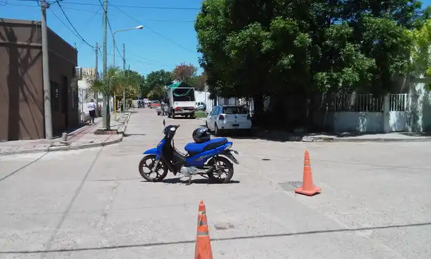 Sin casco y contramano: chocó y una de sus hijas se fracturó la clavícula