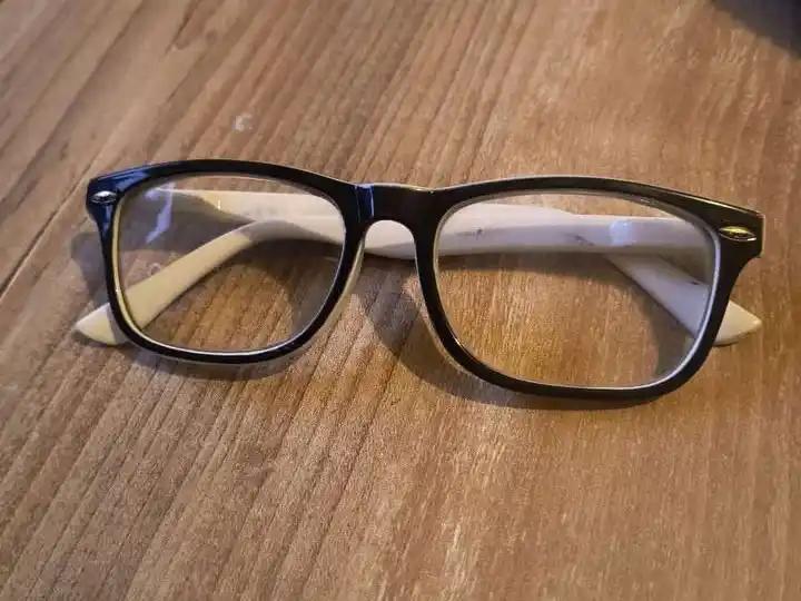 Hallaron lentes de aumento en la calle