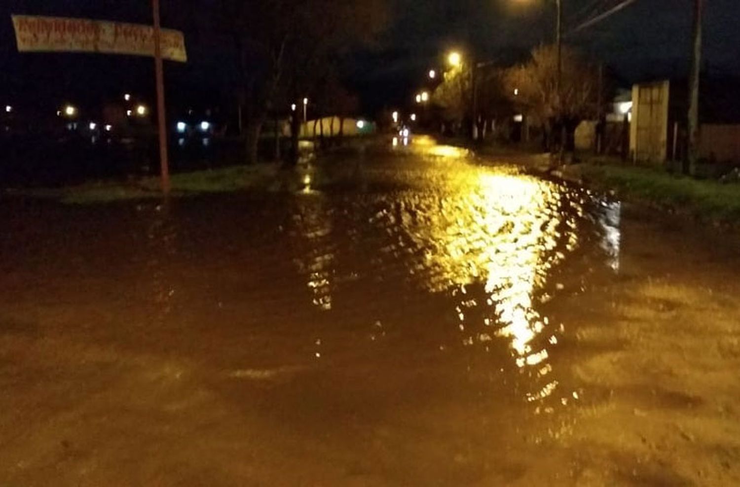 Barrio Autódromo anegado: un camión lleva a los vecinos a trabajar