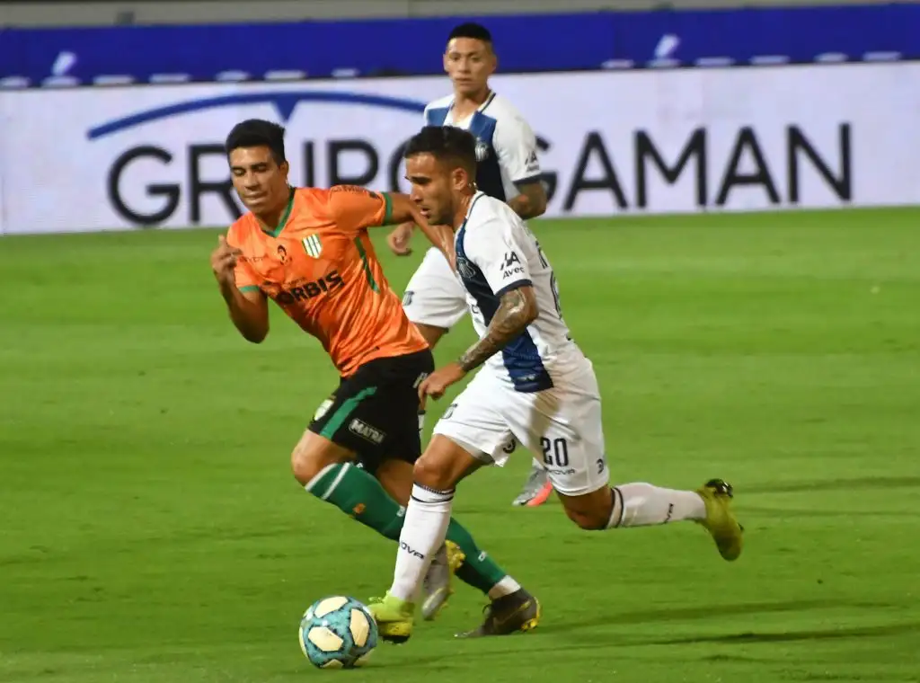 Talleres pegó último y prolongó el suspenso