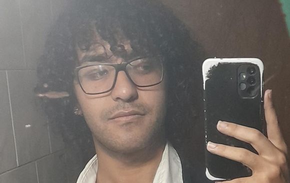 Manuel busca sus anteojos