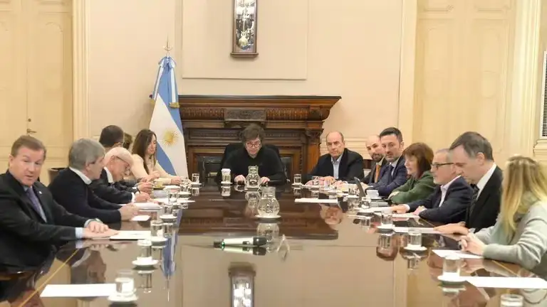 El Gobierno apura la reglamentación del paquete fiscal y la Ley Bases para avanzar en la segunda fase del mandato