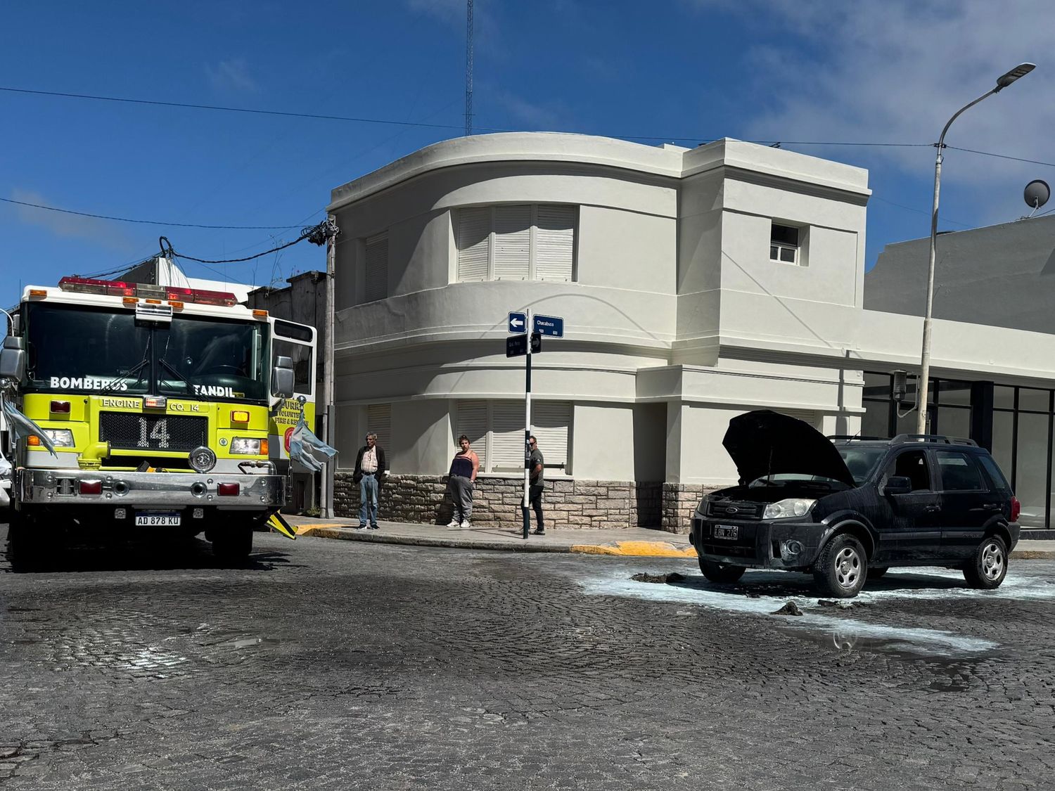 Un vehículo se incendió en Pinto y Chacabuco