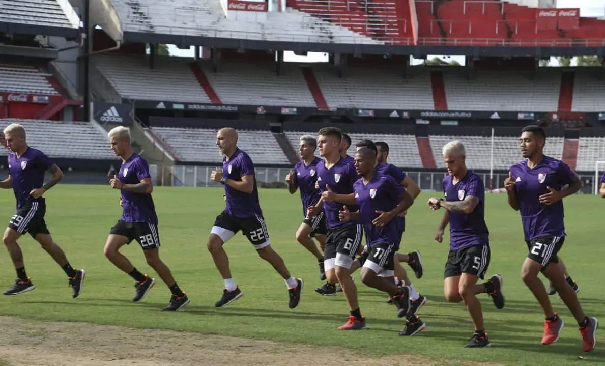 River se reencontró y viajó rumbo a Uruguay