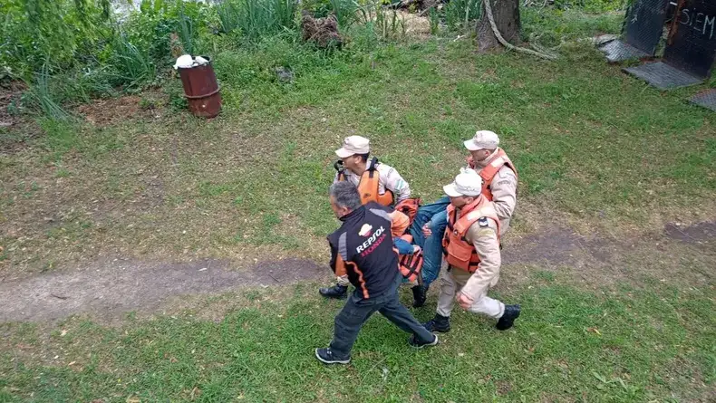 Un pescador sufrió un infarto en el río: fue rescatado por Prefectura y trasladado de urgencia al hospital