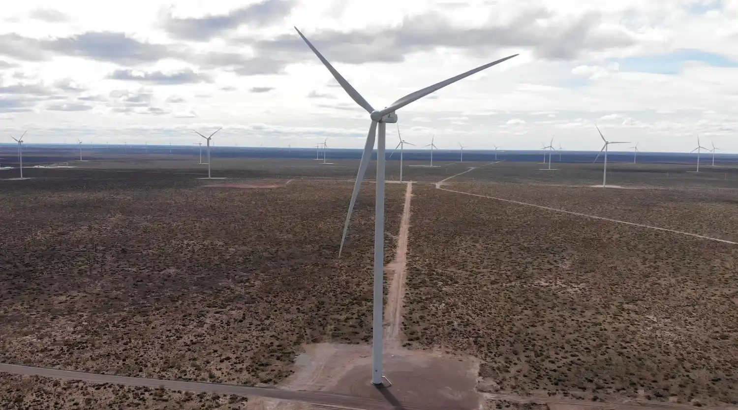 El proyecto se compone de 22 aerogeneradores con 4,5 MW de potencia, dispuestos en cuatro circuitos de entre cinco y seis torres cada uno a lo largo de 1,517 hectáreas del terreno.