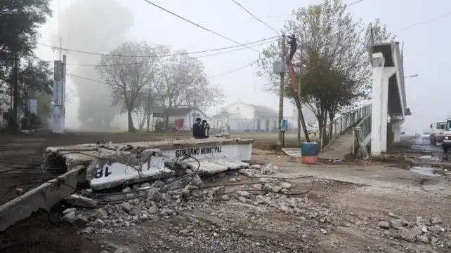 Fray Luis Beltrán: un camión volcador destruyó un puente peatonal