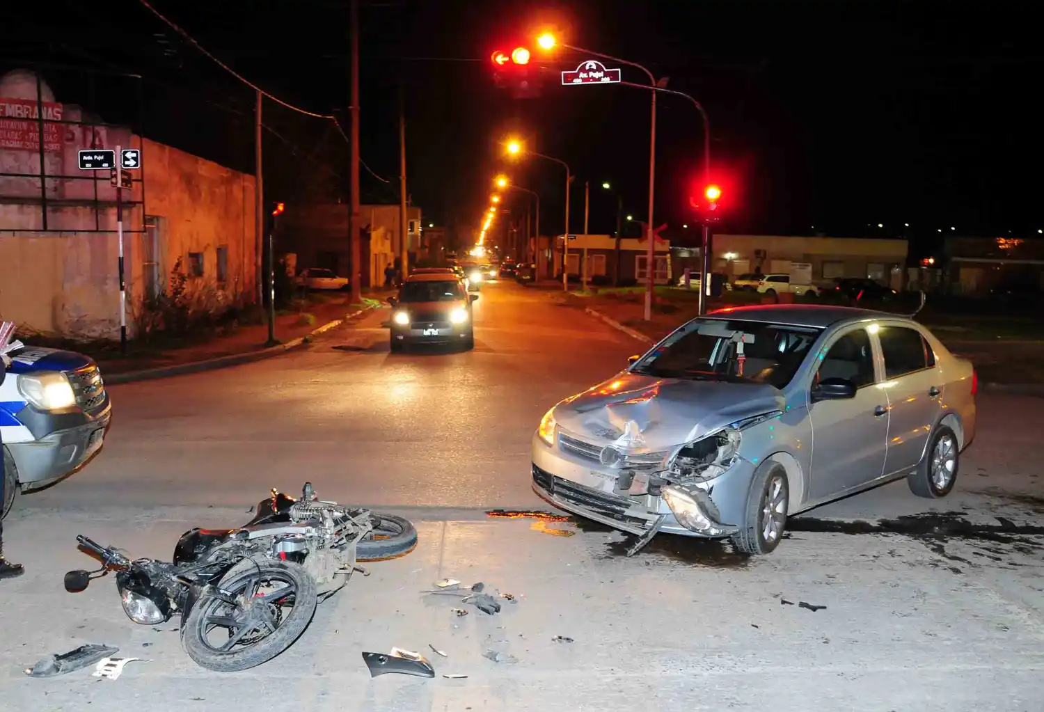 Un motociclista chocó con un auto tras pasar con el semáforo en rojo