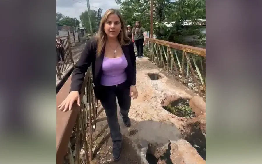 Albasetti parada sobre el puente clausurado