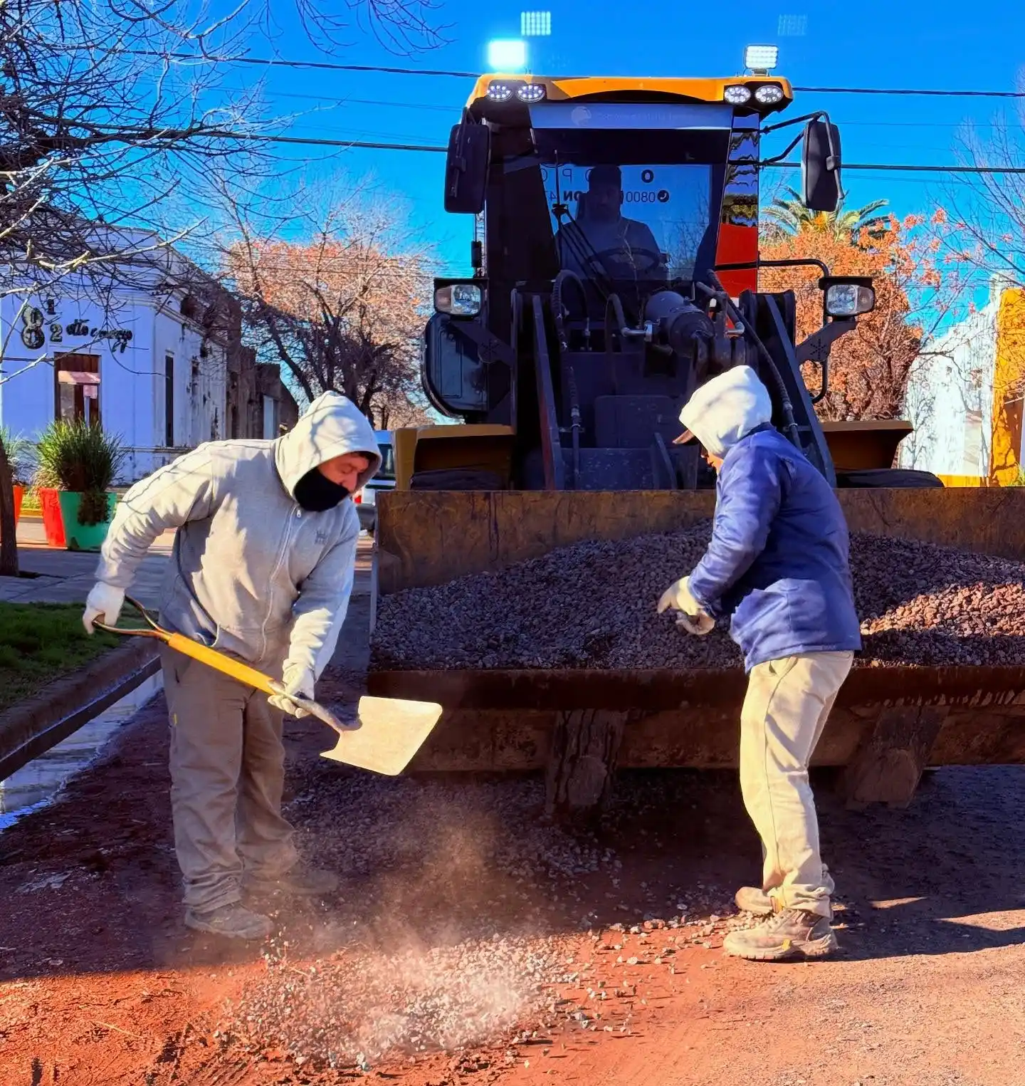 Personal comunal trabajando en la colocación de piedra caliza.