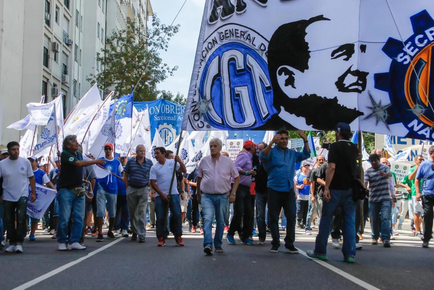 La CGT argumentó que con la aplicación del capitulo laboral se generan daños concretos para los trabajadores en forma directa y actual.