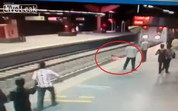 Video: Una mujer se suicida tirándose bajo el subte