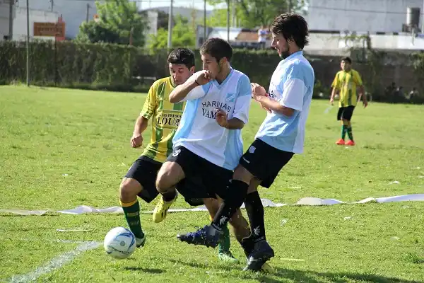 Todos los partidos de las divisionales A y B se juegan el domingo