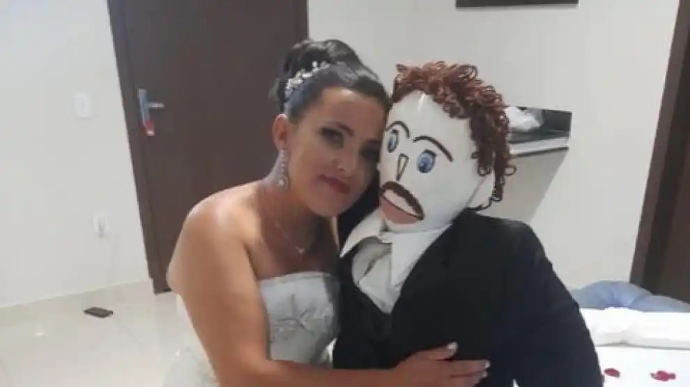 Se casó con un muñeco, le perdonó una infidelidad y dice que espera su segundo hijo con él: “Estoy embarazada”