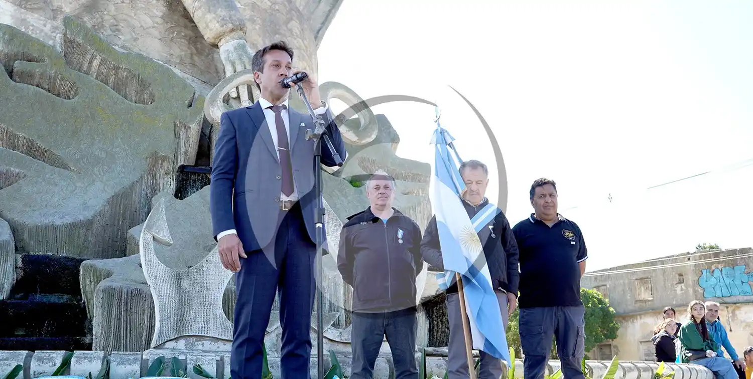 Mensaje. El intendente Arturo Rojas durante el acto junto a los veteranos con la bandera