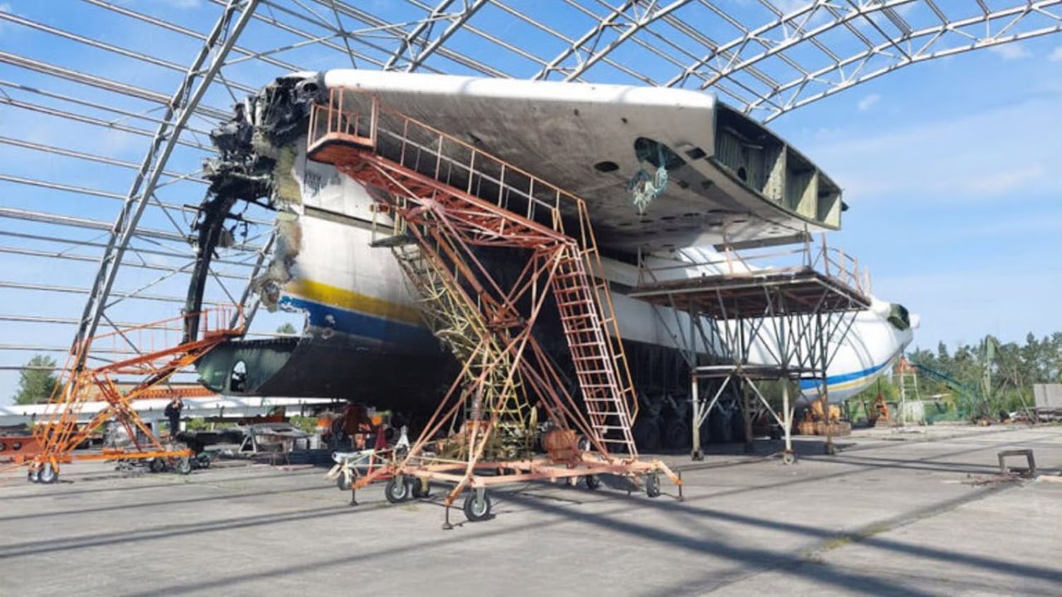 Más de un año después de su destrucción, siguen las tareas de desmantelamiento del Antonov An-225