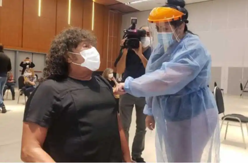 Vacunaron a La Mona Jiménez: «Ahora sé que voy a tener un poquito más de libertad»