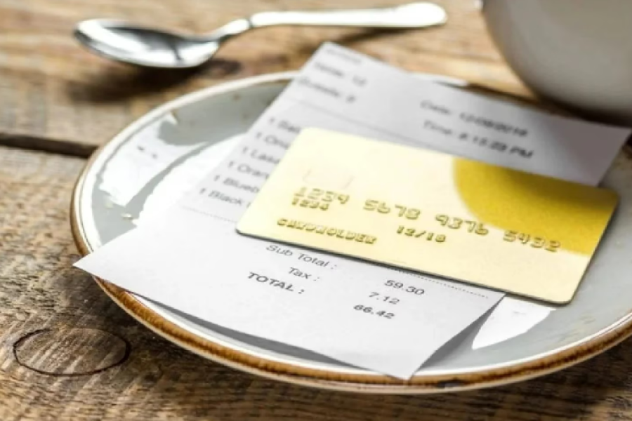 Fueron a festejar un cumpleaños, llevaron la torta y el ticket del restaurante los enloqueció: “¡Pará de llorar!”
