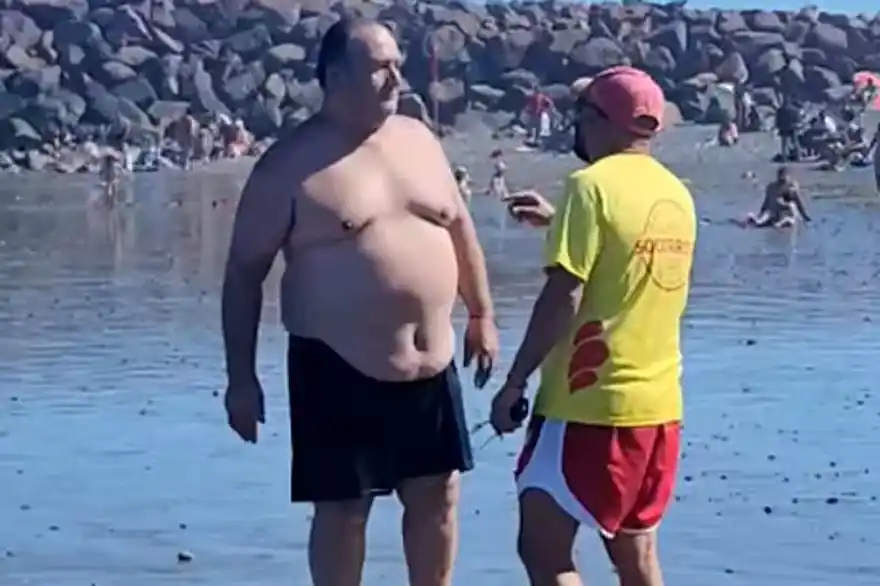 “Gordo impresentable, tomatela de acá, pancho”, se escucha gritar a uno de los socorristas en pleno enfrentamiento.