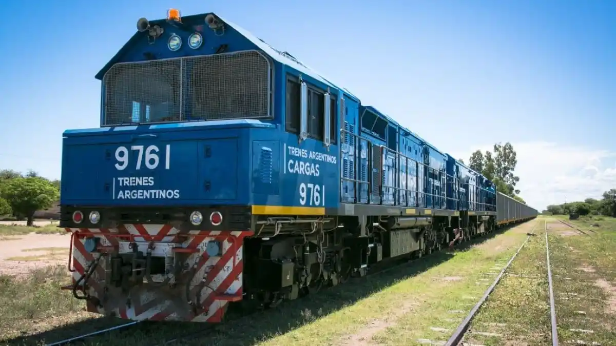 Trenes: Milei firmó el decreto para la privatización de Belgrano Cargas