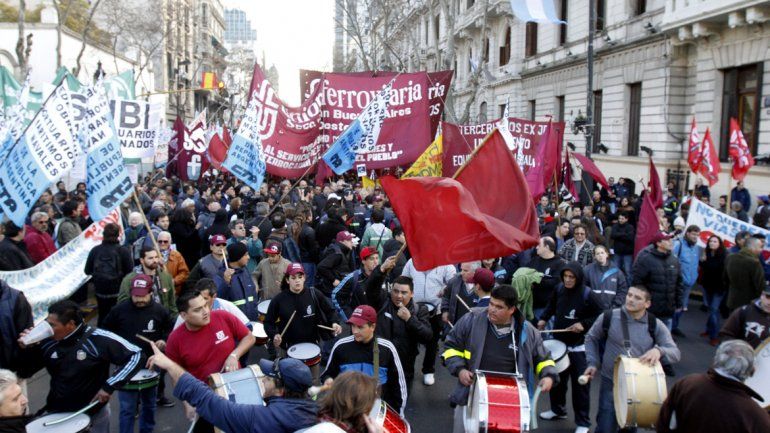 Familiares de víctimas de Once y Castelar marcharon a Plaza de Mayo junto a sindicatos
