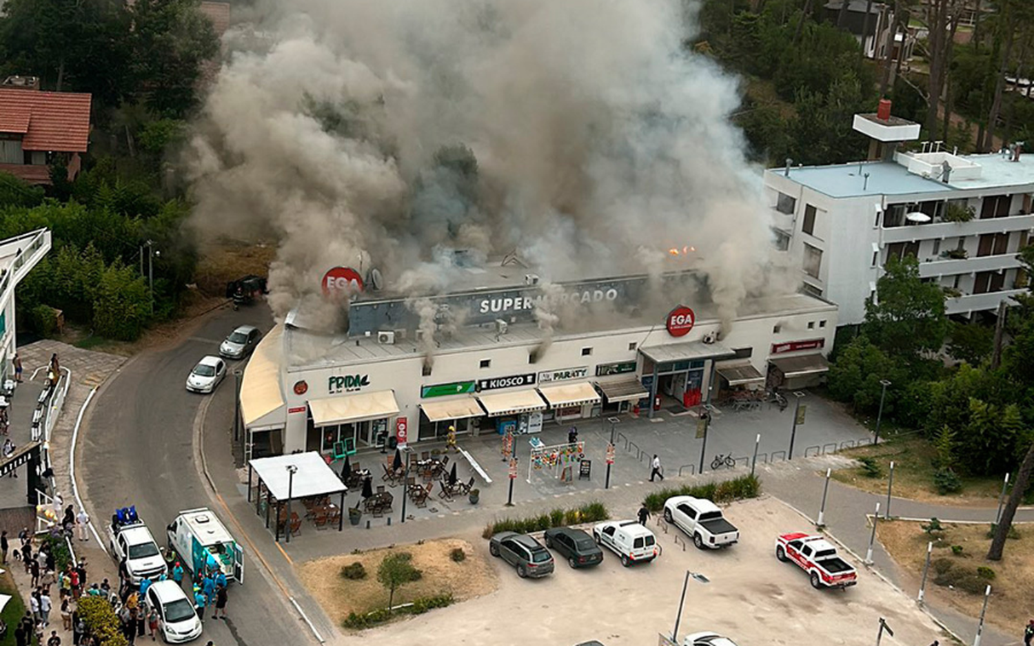 El supermercado está sobre la avenida principal