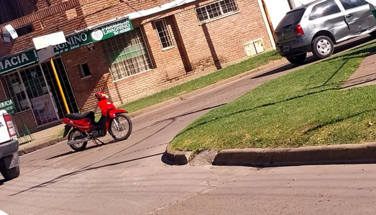 Dos menores de 13 y 14 en moto chocaron contra un auto