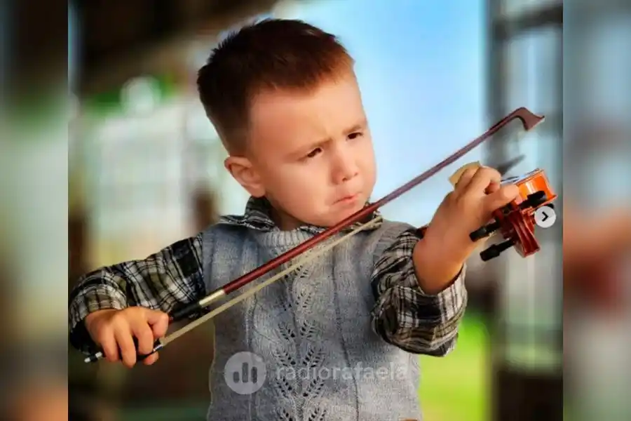 La historia de Nacho, el niño violinista que interviene en actos y es sensación en las redes: "La pasión la tiene y le mete con todo"