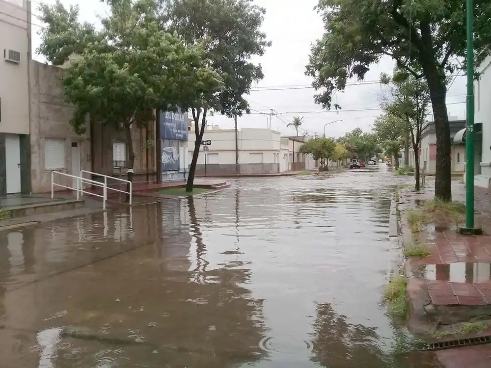 Rafaela: una fuerte tormenta causó anegamientos y daños leves