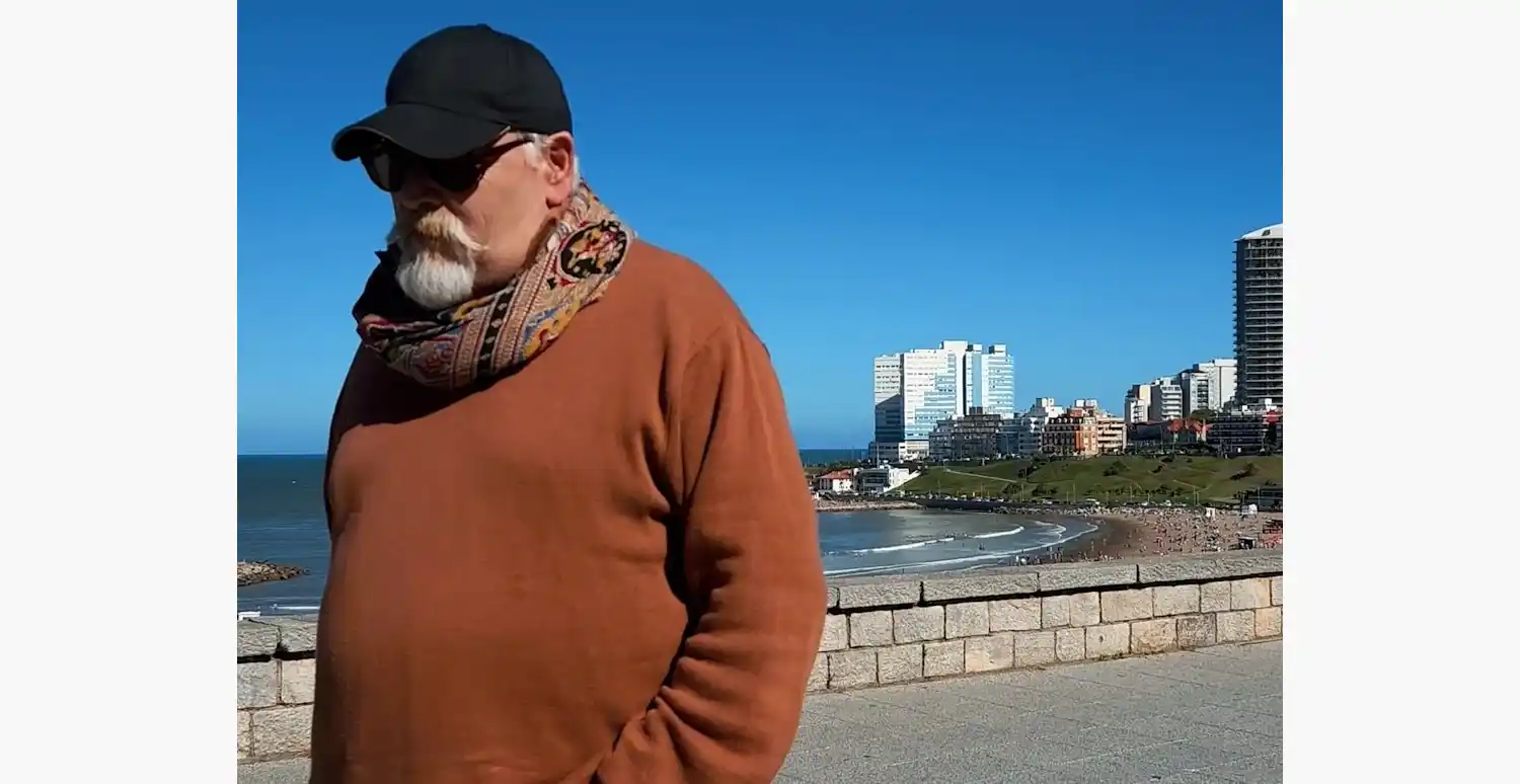 La película aprovecha la Mar del Plata callejera y confronta el pasado con el presente.