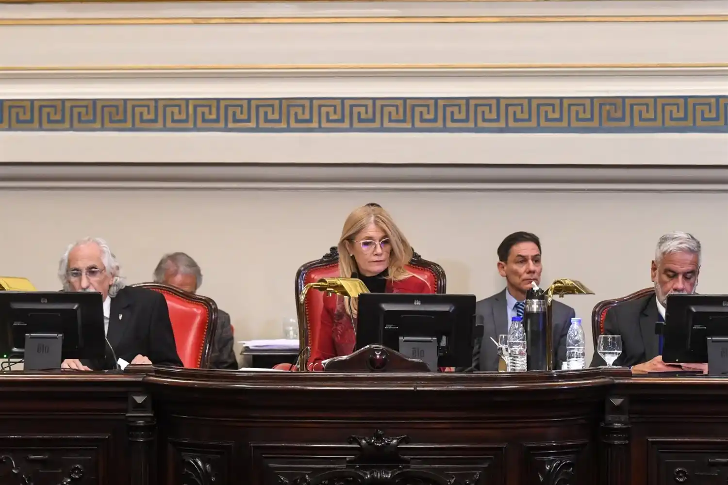 Verónica Magario desempató la votación y dio media sanción al proyecto que impulsa las reelecciones indefinidas.