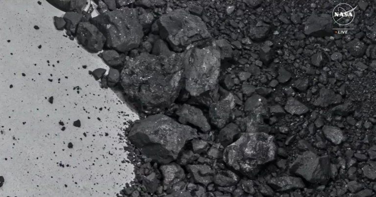 La cápsula de retorno que contiene una muestra recogida del asteroide Bennu.