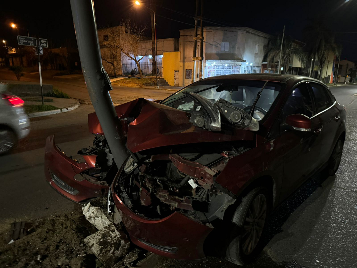 Una mujer alcoholizada chocó contra una columna de alumbrado público