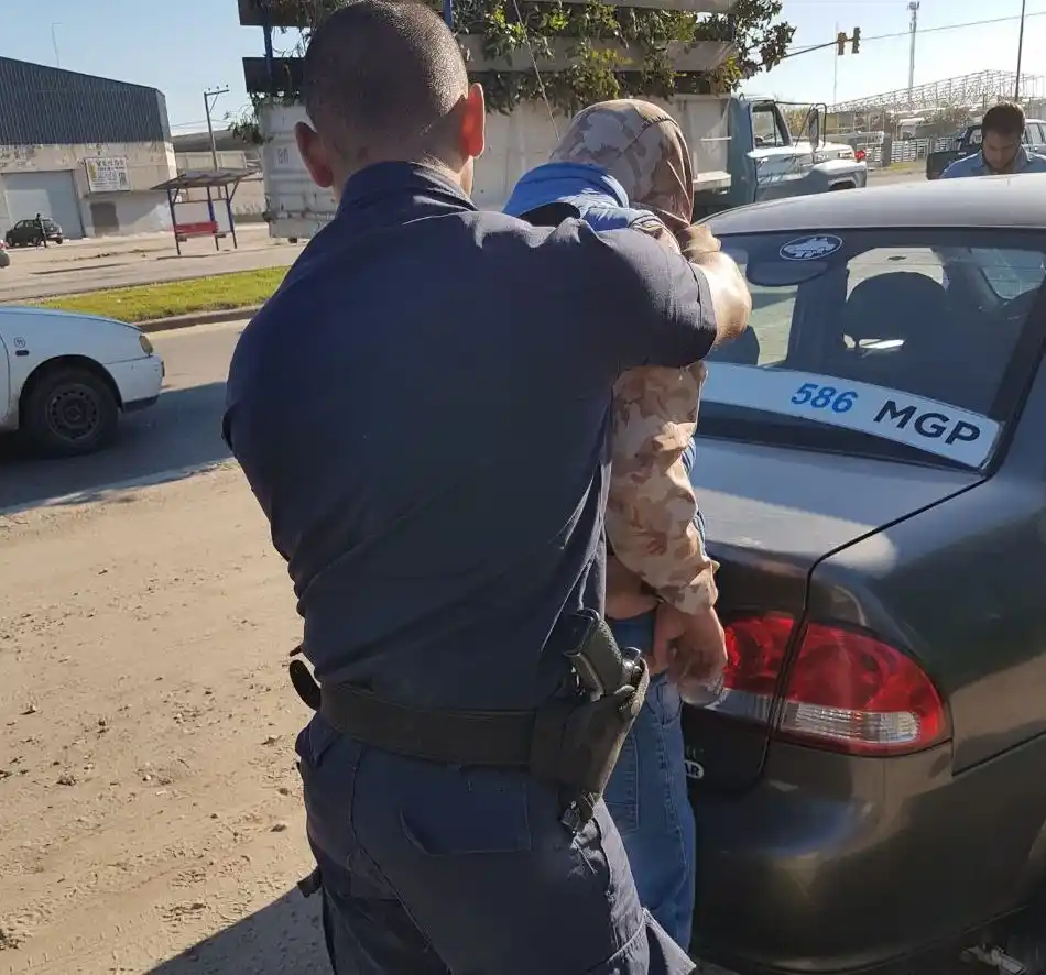 Detienen a un joven que robó un local de cotillón y huyó en remis