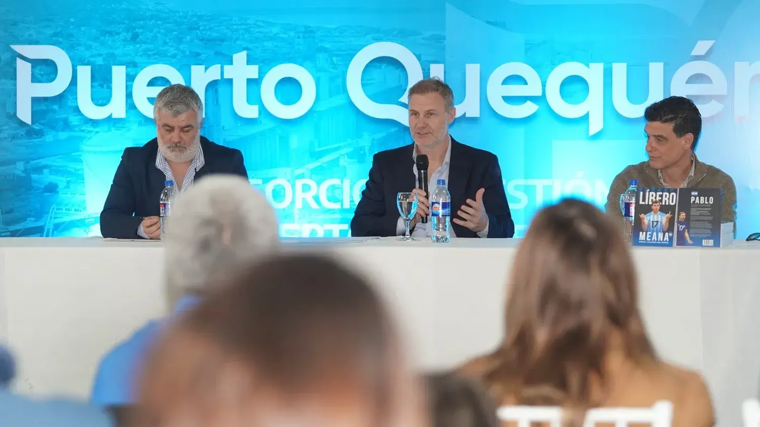 Presentación del libro "Líbero". Pablo Meana al micrófono, junto a Maximiliano Caloni y Mariano Carrillo