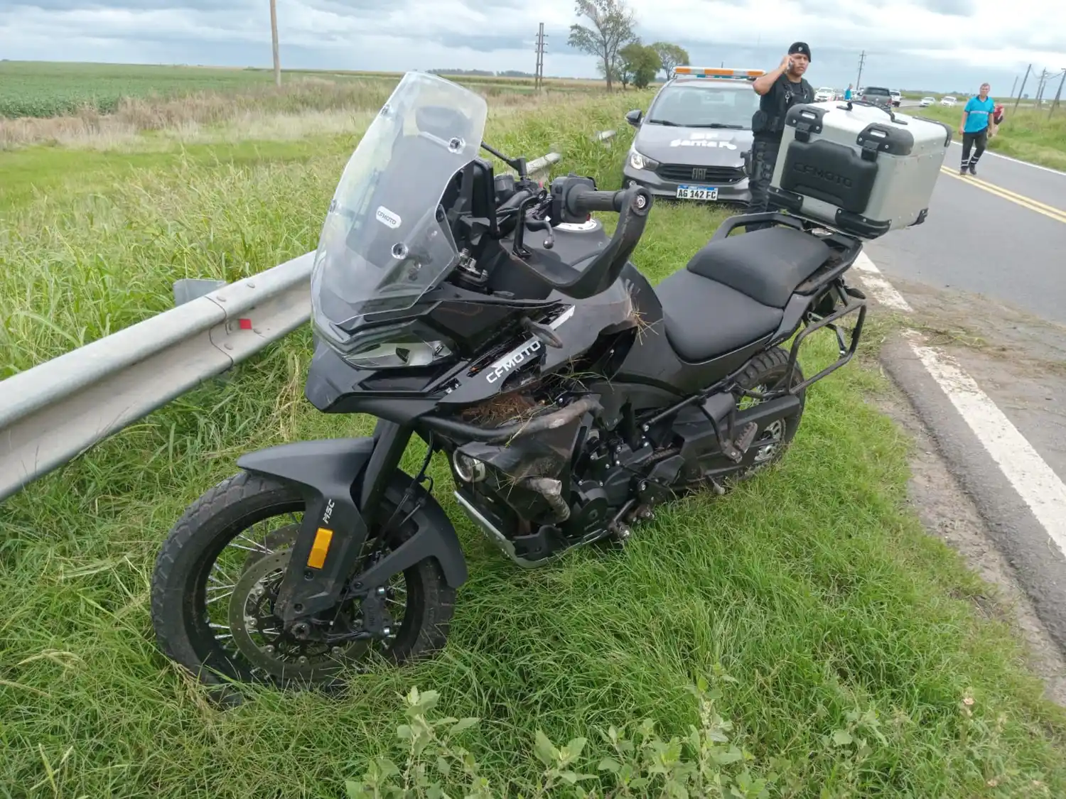 La motocicleta en la que se trasladaban las dos personas.