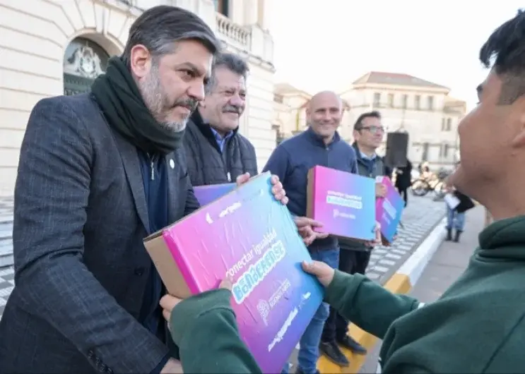El Gobierno bonaerense entregó cien computadoras en Bragado.