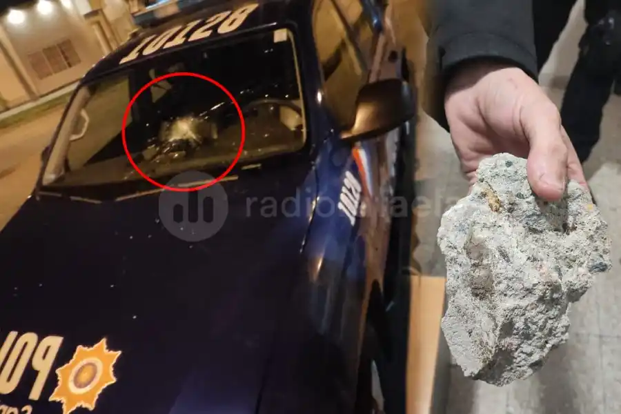 Una gresca familiar terminó a los piedrazos contra la policía: le destrozaron el parabrisas a un móvil