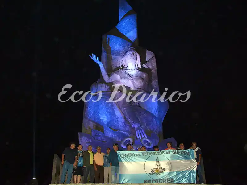 Imponente lucía anoche el monumento a los caídos