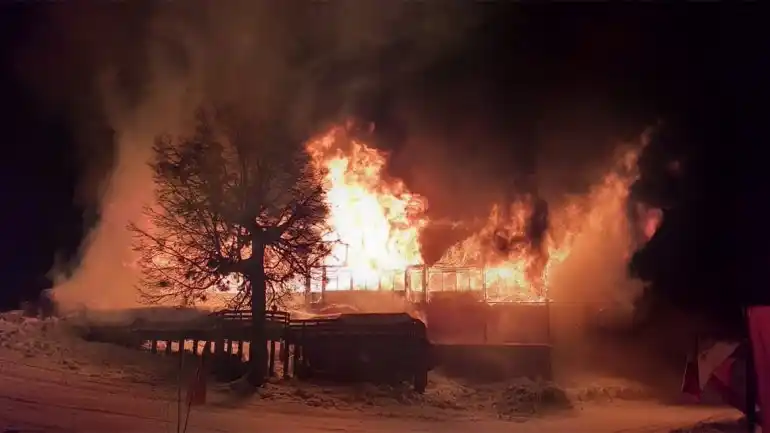 Un incendio destruyó una de las confiterías de un centro de esquí