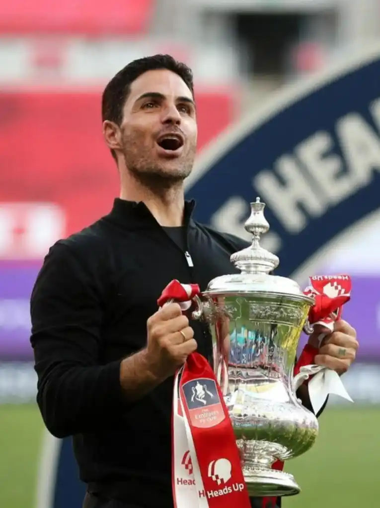 Arsenal sorprende: ¡Entrenador contrata ladrones para robar a sus jugadores!