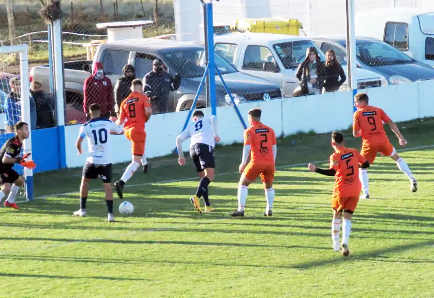 Villa Díaz Vélez. Le quitó el invicto al Albo