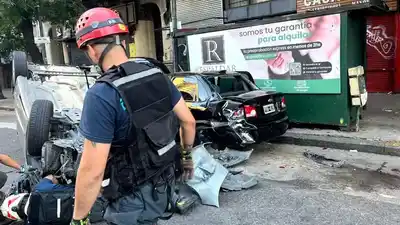 Impactante choque en Balvanera: un auto terminó dado vuelta y el conductor huyó